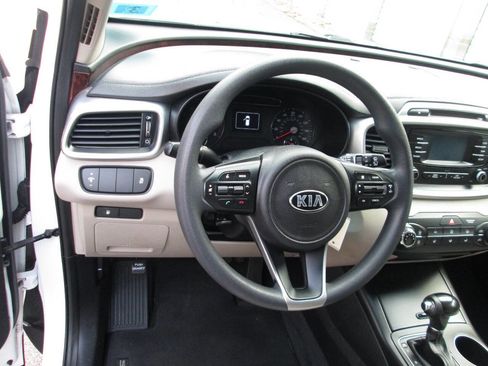 Used 2016 Kia Sorento LX image 12