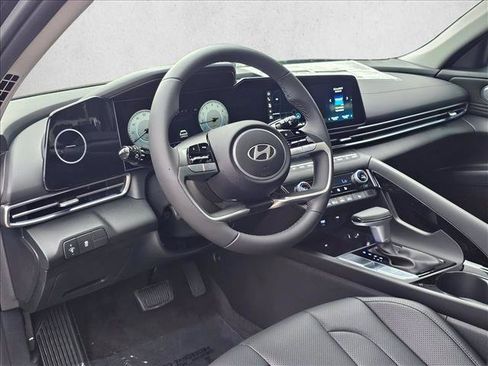 Certified 2025 Hyundai Elantra Limited FWD image 3