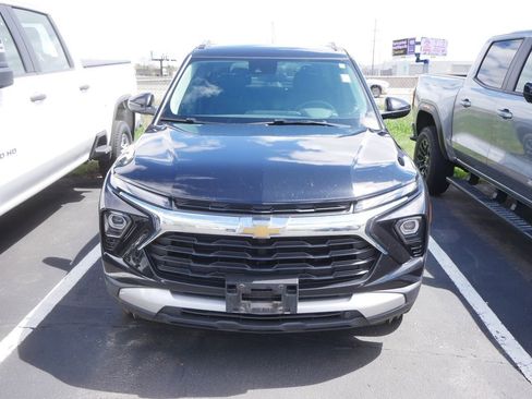 Used 2025 Chevrolet TrailBlazer LT w/ LT Cold Weather Package AWD/4WD image 2