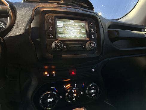 Used 2015 Jeep Renegade Latitude w/ Popular Equipment Group image 19