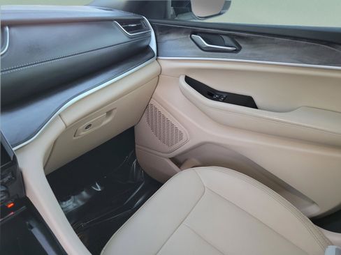 Used 2025 Jeep Grand Cherokee L Limited RWD image 22