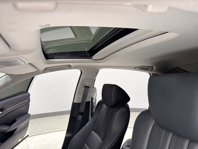 Used 2022 Honda Accord Touring image 2