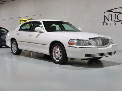 Used 2008 Lincoln Town Car Signature Limited RWD image 38