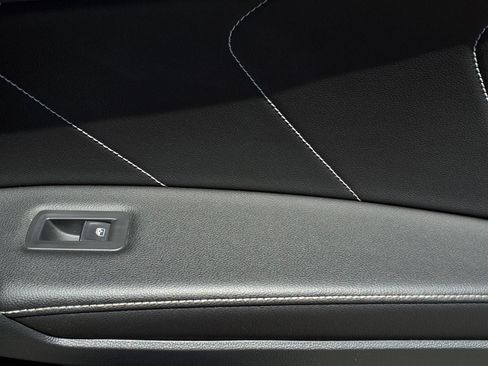 Used 2023 Volkswagen Tiguan SE w/ Panoramic Sunroof Package FWD image 25