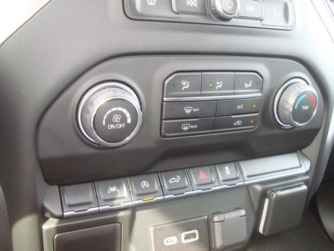 Used 2022 Chevrolet Silverado 1500 Custom image 34