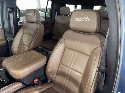 Used 2025 Chevrolet Suburban High Country image 35