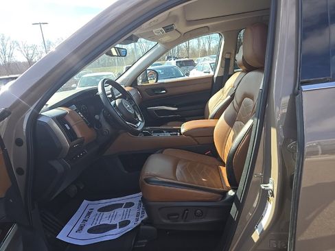 Used 2024 Nissan Pathfinder Platinum w/ Cargo Package image 9