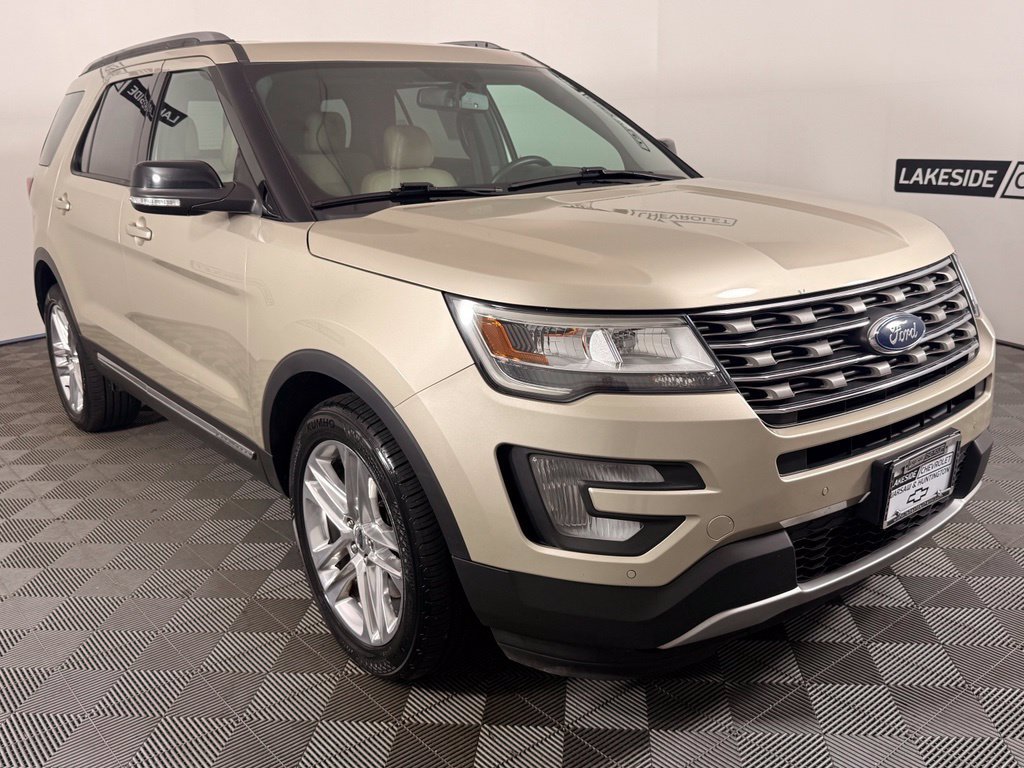 Used 2017 Ford Explorer XLT w/ Equipment Group 202A AWD/4WD image 8
