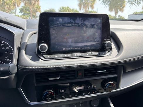 Used 2025 Nissan Rogue SV FWD image 8