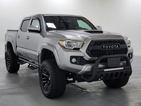 Used 2018 Toyota Tacoma TRD Sport image 2
