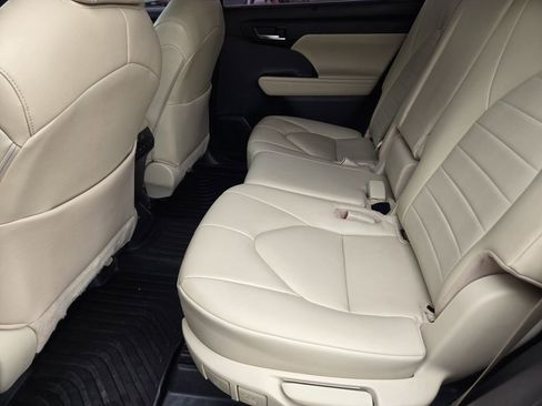 Used 2023 Toyota Highlander XLE image 30