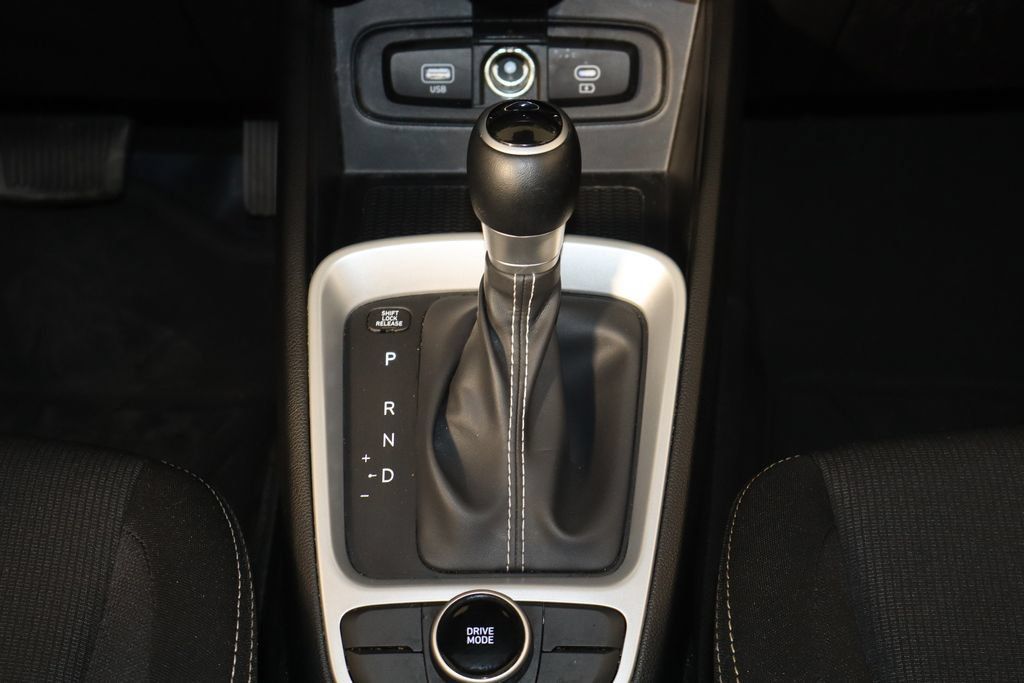 Used 2025 Hyundai Venue SEL FWD image 27