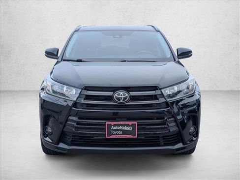 Used 2019 Toyota Highlander SE FWD image 2