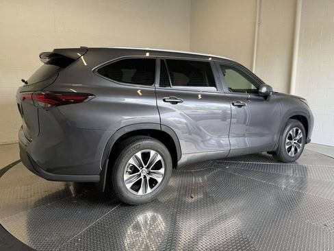 Used 2024 Toyota Highlander XLE AWD/4WD image 10