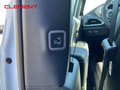 New 2026 Chrysler Pacifica Select image 22