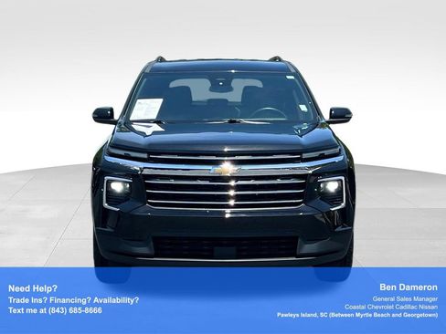 Used 2025 Chevrolet Traverse LT FWD image 2