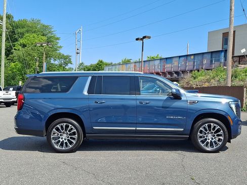 Used 2025 GMC Yukon XL Denali w/ Sun & Power Step Package AWD/4WD image 7