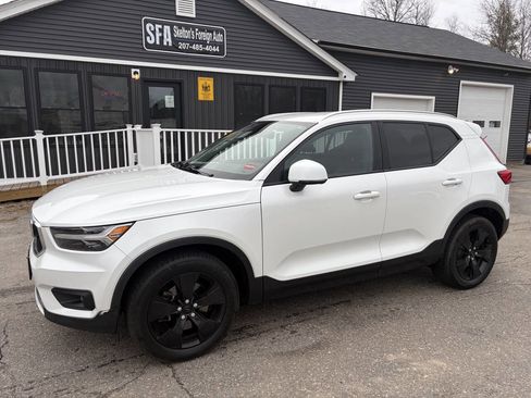 Used 2021 Volvo XC40 T5 Momentum image 2