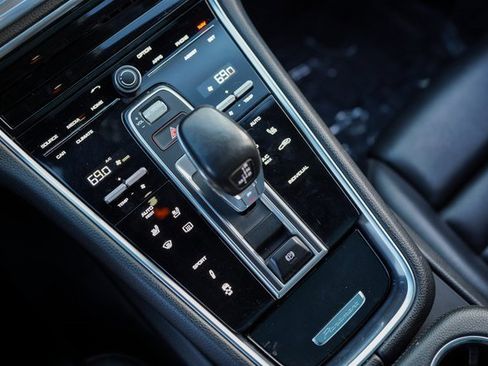 Used 2018 Porsche Panamera 4 image 33