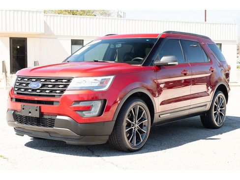 Used 2017 Ford Explorer XLT w/ Equipment Group 202A image 3