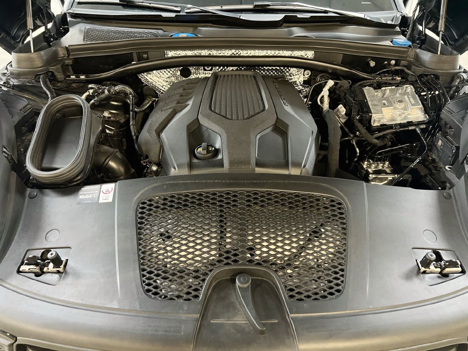 Certified 2026 Porsche Macan AWD/4WD image 32