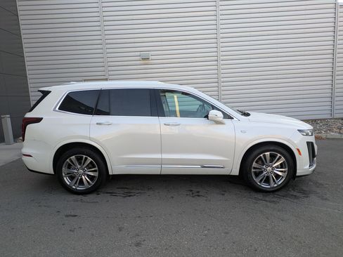 Used 2023 Cadillac XT6 Premium Luxury image 2