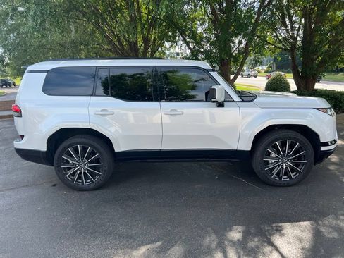 Used 2026 Lexus GX 550 w/ Accessory Package (2T) AWD/4WD image 2