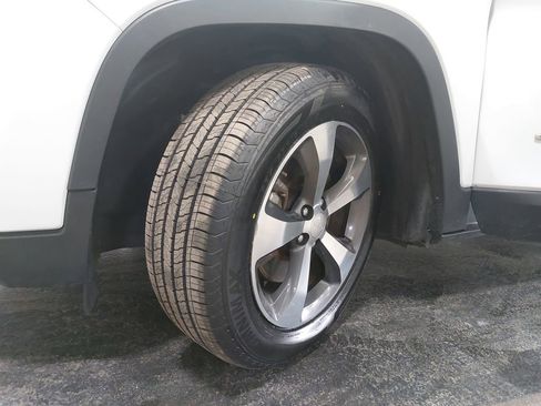 Used 2019 Jeep Cherokee Limited FWD image 31