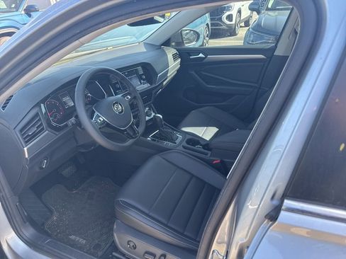 Used 2021 Volkswagen Jetta SE image 2