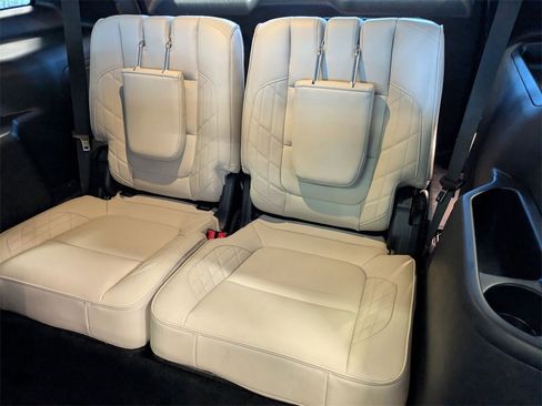 Used 2016 Ford Explorer Platinum image 22