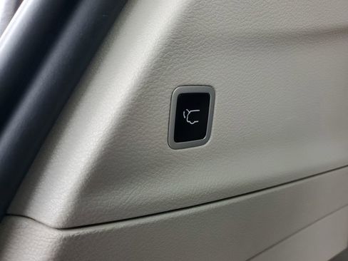 Used 2024 Chrysler Pacifica Touring-L FWD image 32