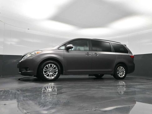 Used 2015 Toyota Sienna XLE image 26
