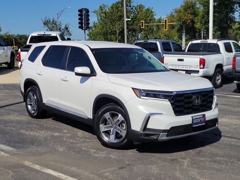 Used 2025 Honda Pilot EX-L image 2