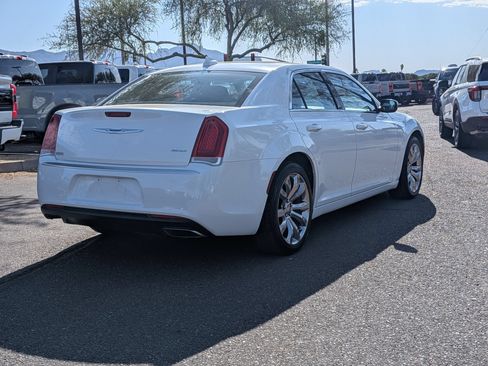 Used 2018 Chrysler 300 Touring w/ Chrome Appearance Package RWD image 5