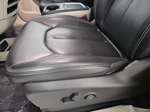 Used 2023 Chrysler Pacifica Touring-L FWD image 26
