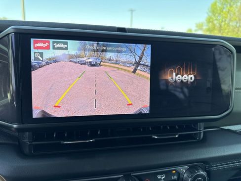 Used 2025 Jeep Gladiator Mojave AWD/4WD image 17