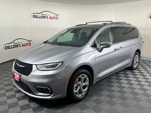 Used 2021 Chrysler Pacifica Limited AWD/4WD image 2