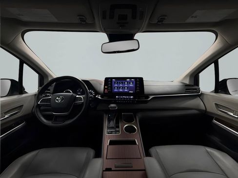 Used 2023 Toyota Sienna XLE image 13