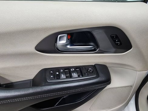Used 2024 Chrysler Pacifica Touring-L FWD image 10
