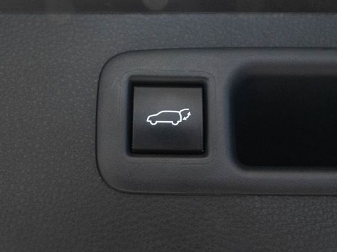 Used 2024 Toyota Highlander LE AWD/4WD image 36
