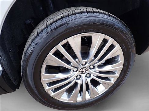 Used 2024 Toyota Venza XLE AWD/4WD image 7