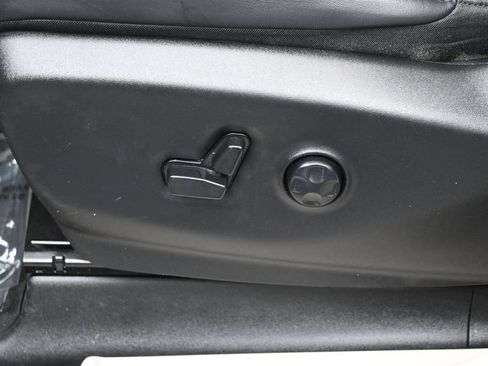 Used 2023 Chrysler Pacifica Touring-L FWD image 12