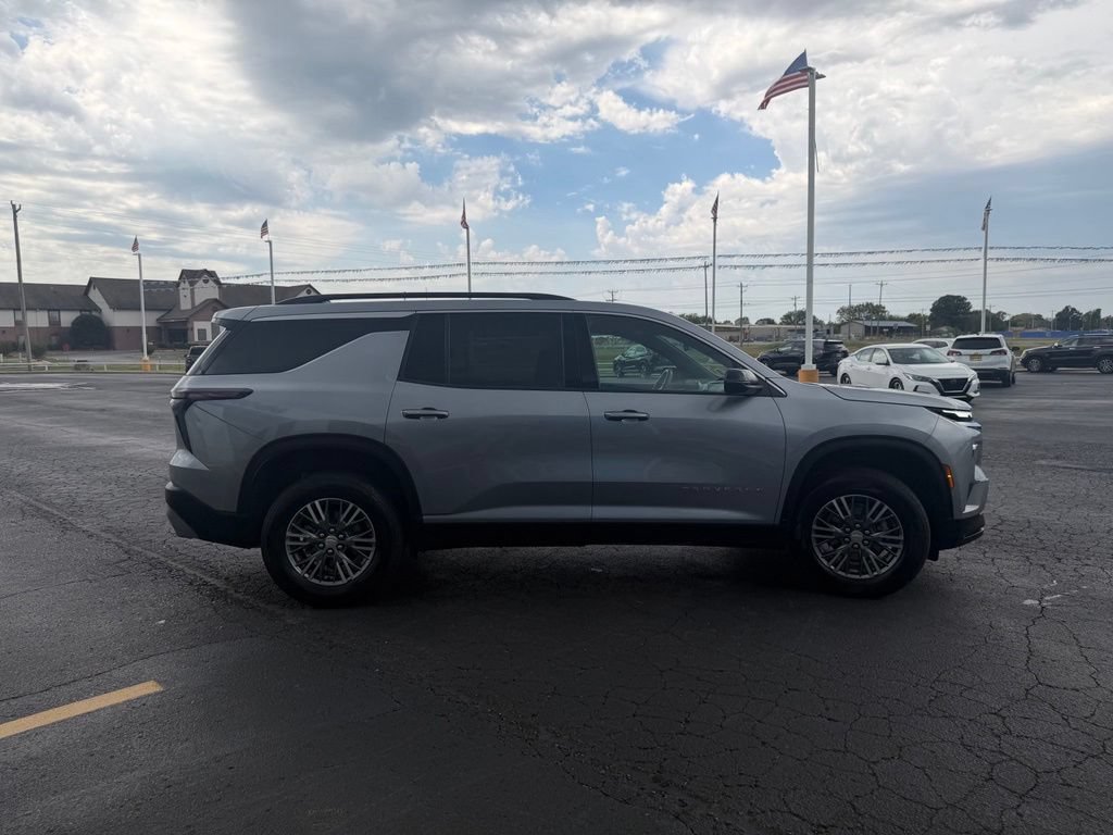 Used 2025 Chevrolet Traverse LT FWD image 6