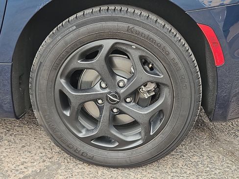 Used 2024 Chrysler Pacifica Premium image 5