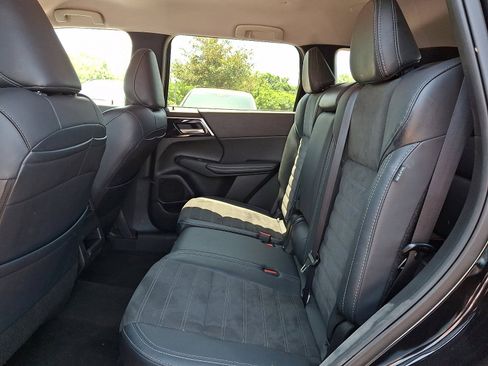 Used 2024 Mitsubishi Outlander SE AWD/4WD image 11