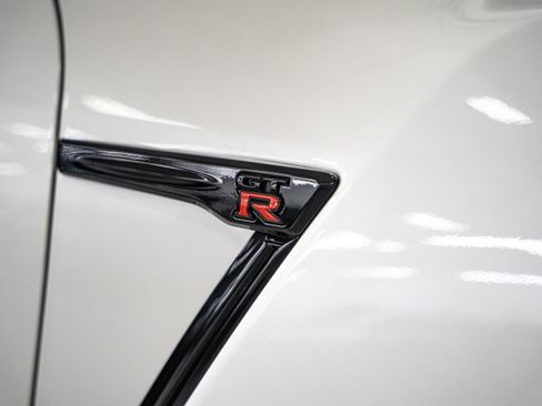 Used 2016 Nissan GT-R NISMO AWD/4WD image 9