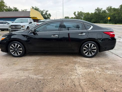 Used 2017 Nissan Altima 2.5 SV w/ Convenience Package FWD image 3
