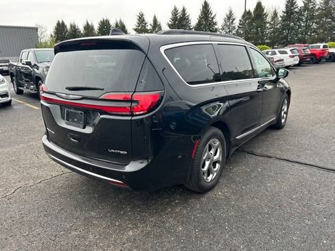 Used 2023 Chrysler Pacifica Limited FWD image 4
