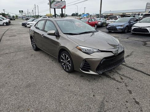 Used 2017 Toyota Corolla SE FWD image 3
