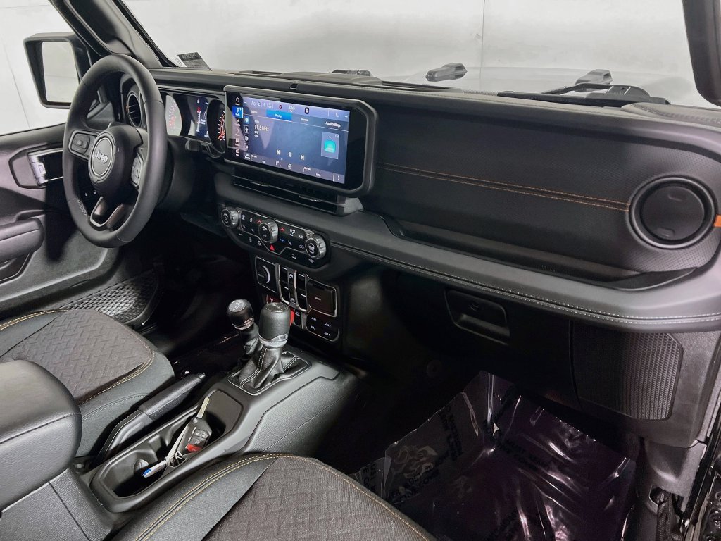 Used 2025 Jeep Gladiator Mojave w/ Convenience Group AWD/4WD image 24
